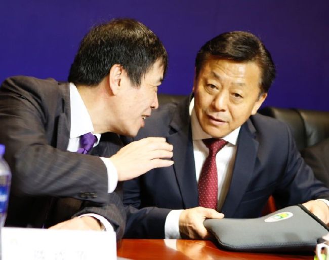 美女被吸乳打扑克